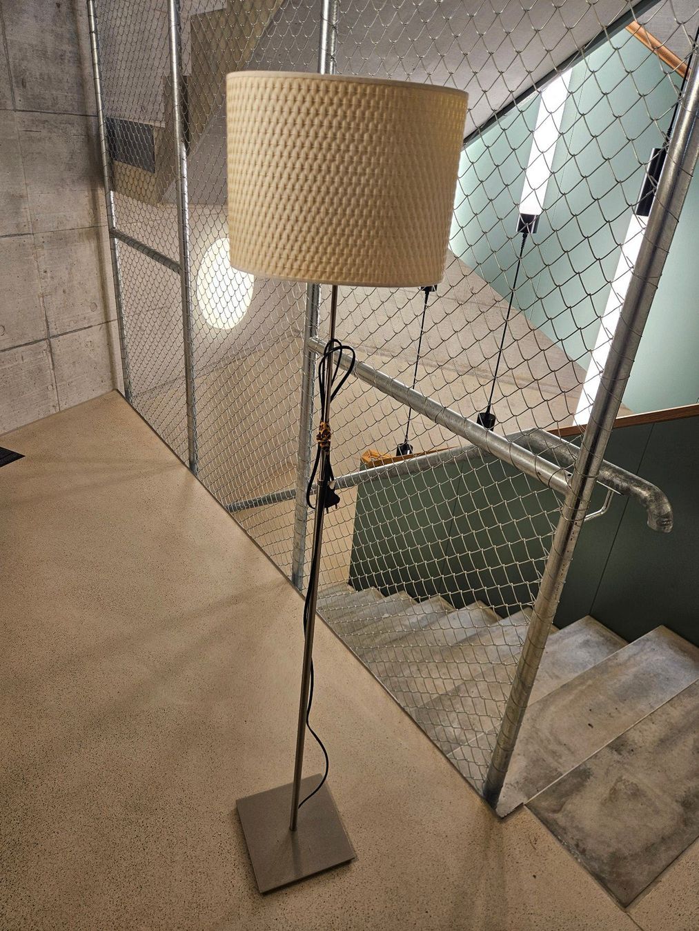 Lampade: Stehlampe mit austauschbarem Lampenschirm – Usato da Uster venduto da sim_g6sb