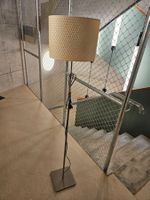 Stehlampe mit austauschbarem Lampenschirm