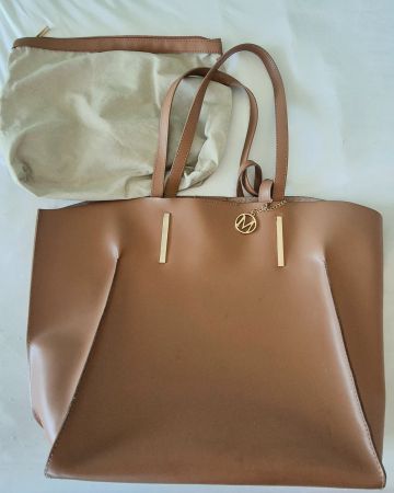 Schöne Handtasche mit separatem Innentäschli