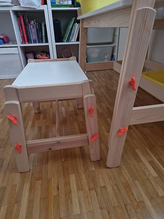 Ikea Scrivanie: Kinderpult von IKEA – Usato da Rapperswil SG venduto da dfc28 2