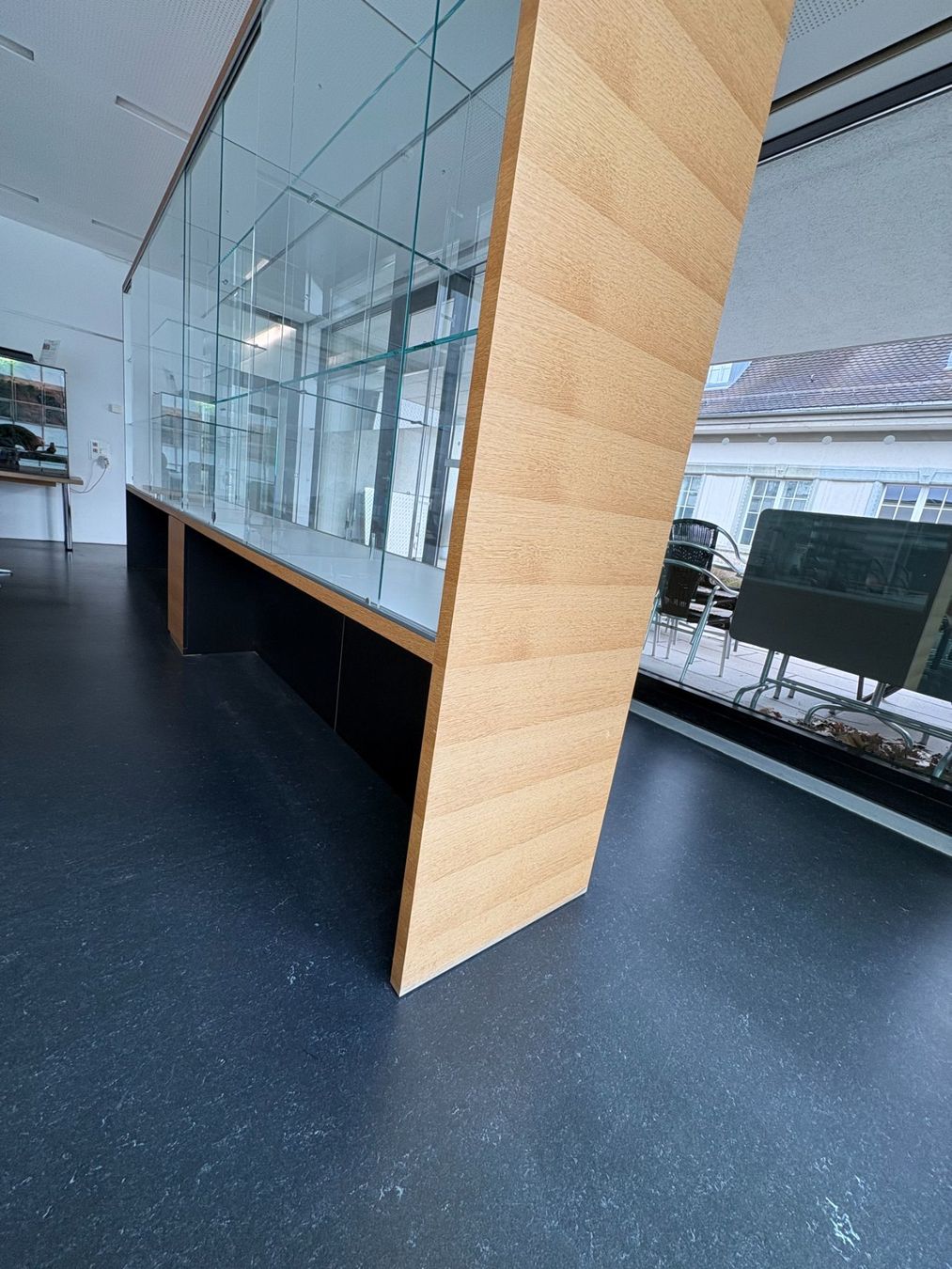 Vitrinen: Grosse Glasvitrine Umrahmt aus Eichenholz – Gebraucht aus Aarau von Naturama_Aargau