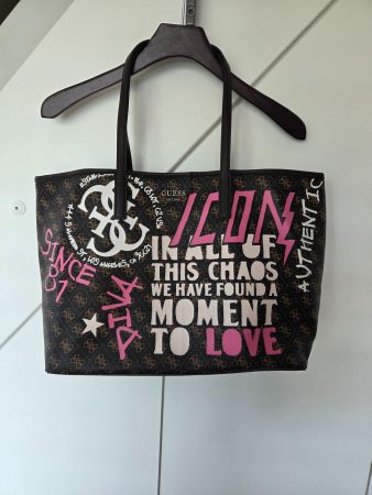 Guess Tasche in dunkelbrauner Logo Optik mit Aufschrift