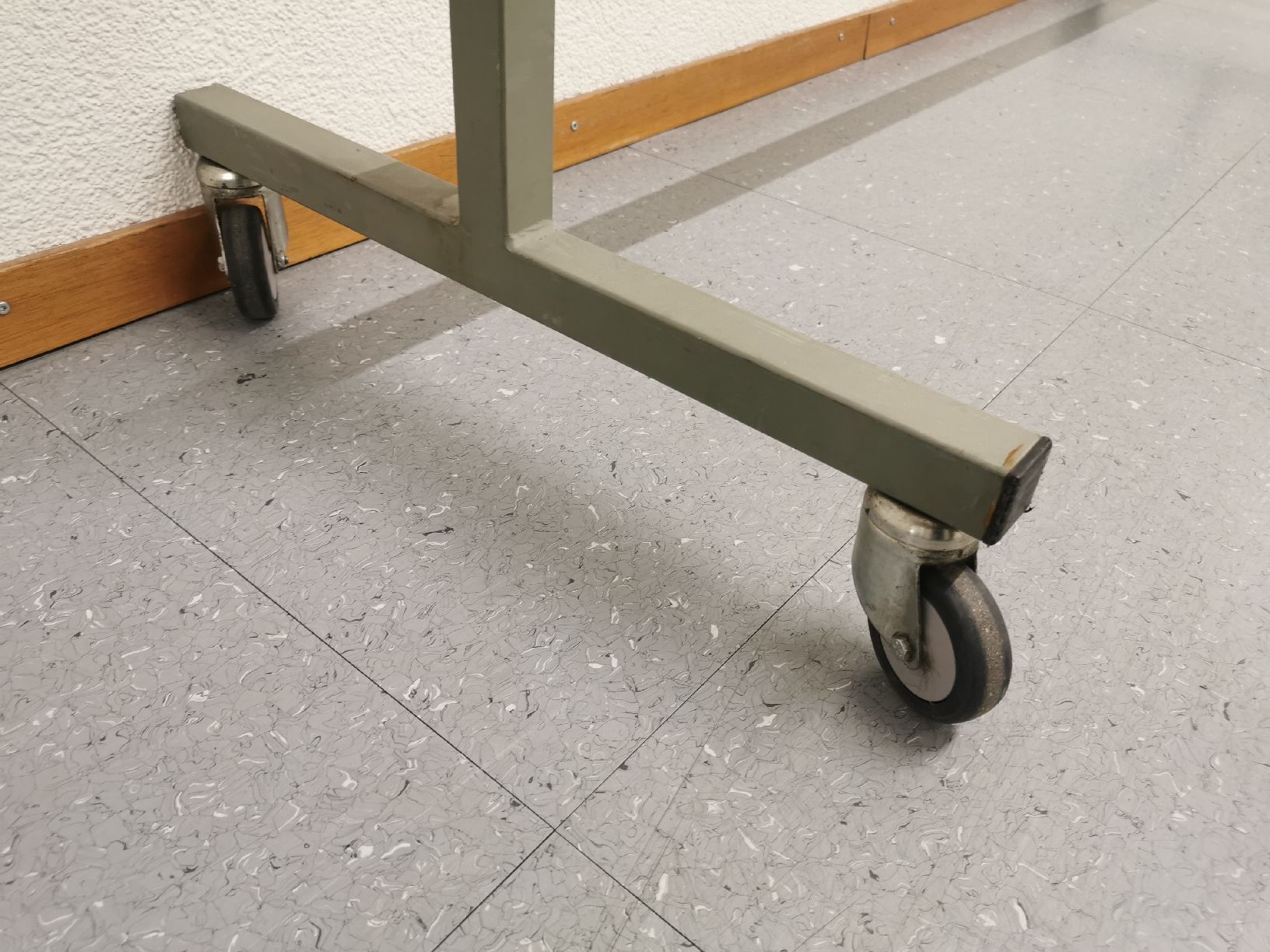 Altro in Decorazioni & Accessori: Kleiderständer auf Rollen massiv L:180 cm – Usato da Würenlingen venduto da Dianas_Second_Hand 2