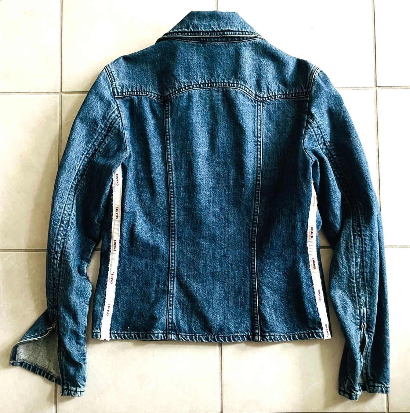 Chanel Giacche: CHANEL Jeansjacke – Usato da Etoy venduto da Diadefin 1