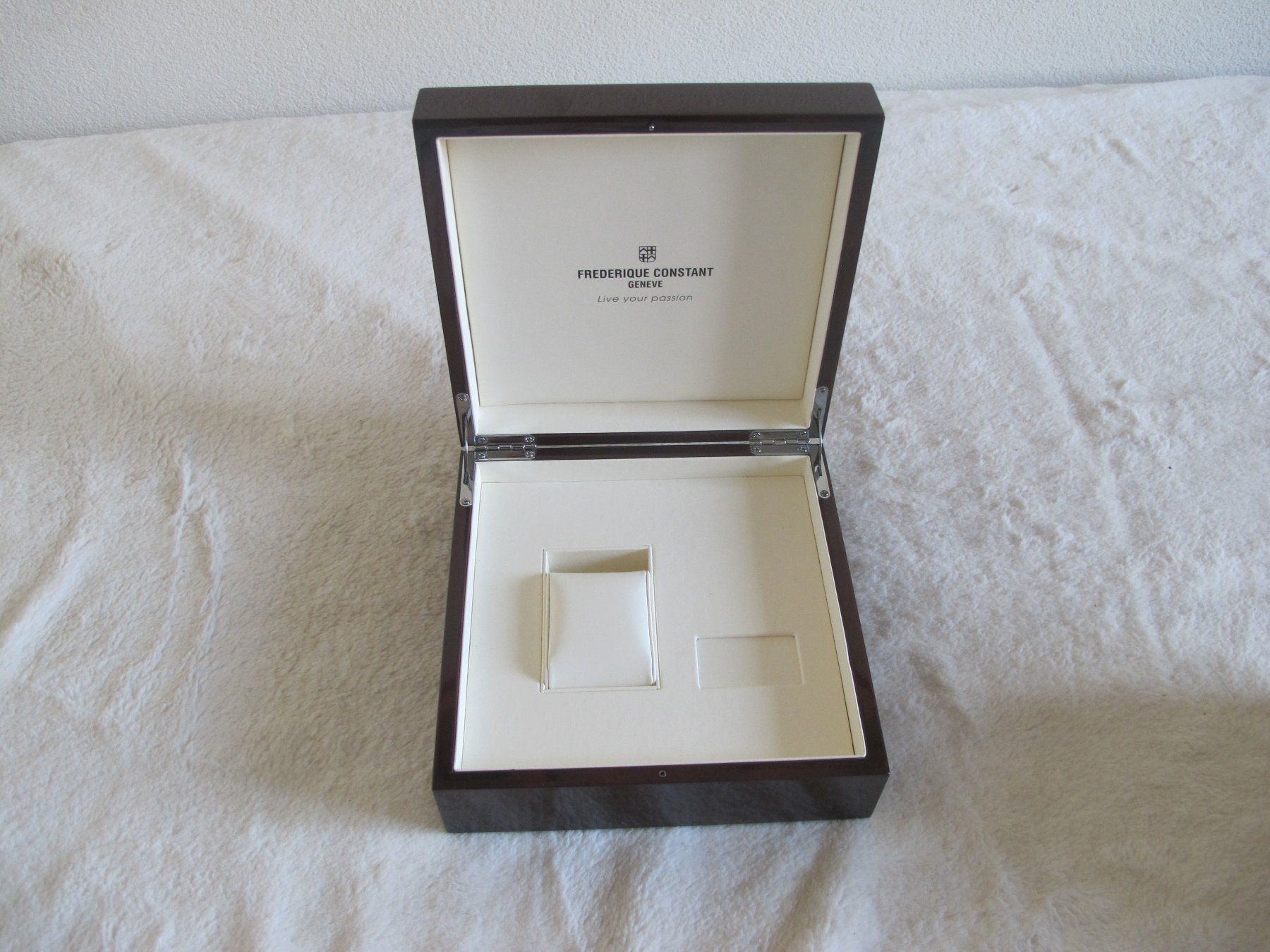 Frederique Constant Orologi: Frederique Constant Geneve Uhrenbox Gross Glänzent – Usato da Altnau venduto da LinaAuktion