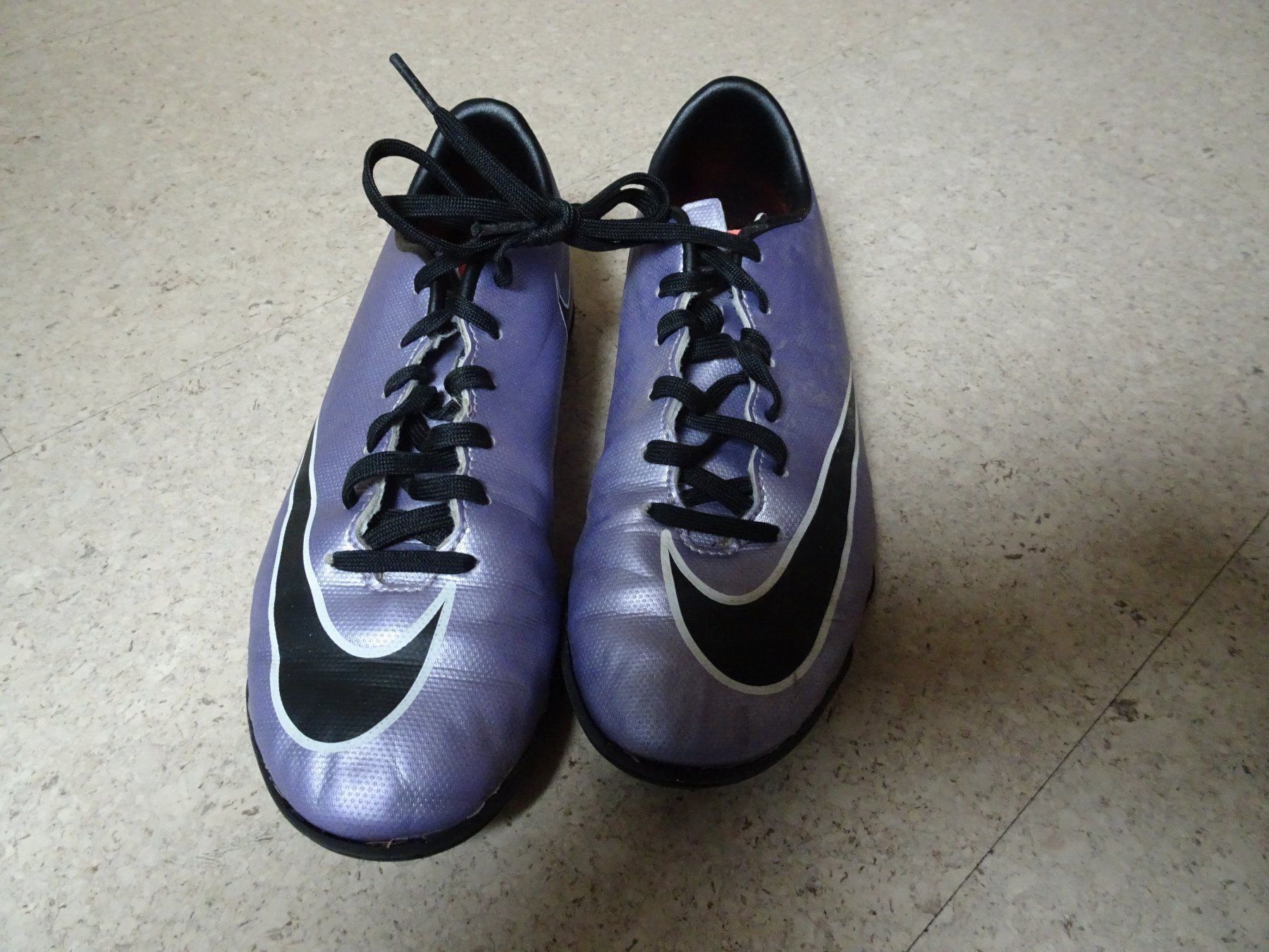 Chaussures garçon: Fussballhallenschuhe – D'occasion à Münchenbuchsee par Yothu