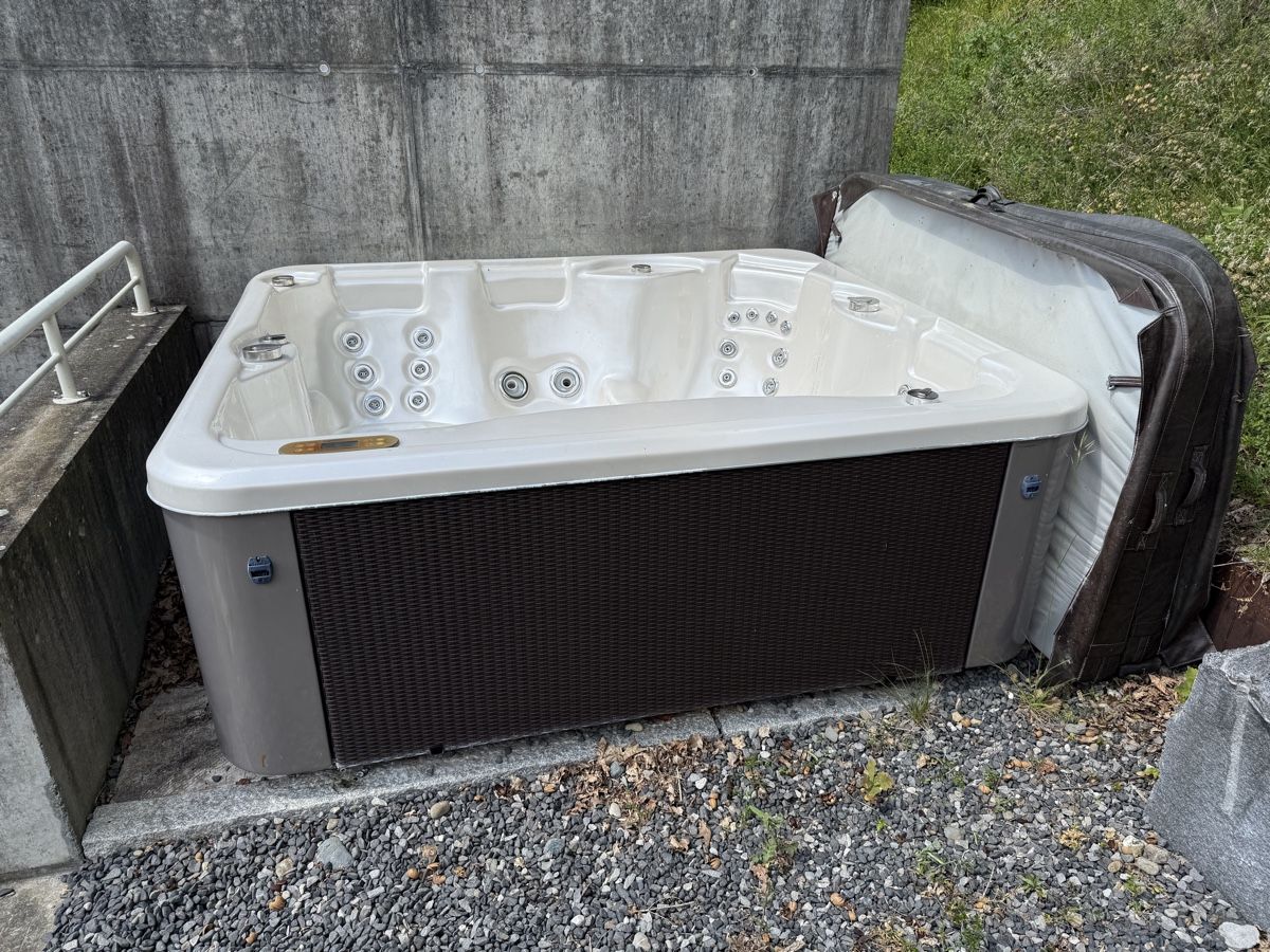 Jacuzzi Whirlpool: Riviera Isolaspa Aldea II -  Whirlpool mit Abdeckung – Usato da Balgach venduto da Migi1974