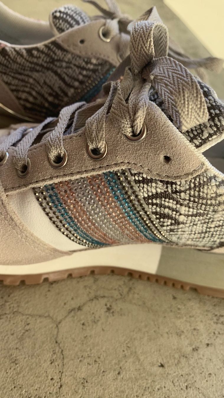 Scarpe da donna: Schöne Sneaker Gr37 mit Steinchen – Usato da Biel-Benken BL venduto da BelginE 2