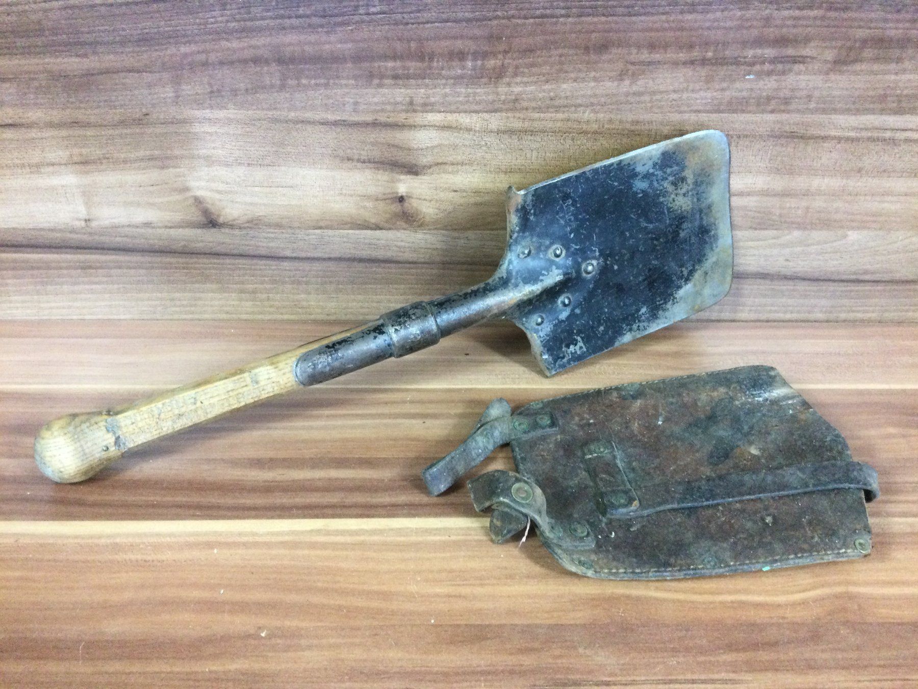 Schweizer Armee Armi bianche: Originaler Schweizer Armee Spaten mit Ledertasche! – Usato da Wangen SZ venduto da kuriosum12 1