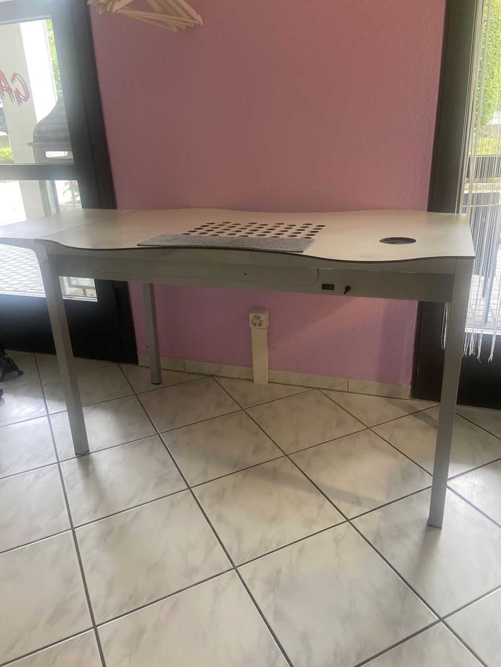 Tavoli: Arbeitstisch Nailstudio Tisch mit Absaugung – Usato da Urdorf venduto da JcdS 3
