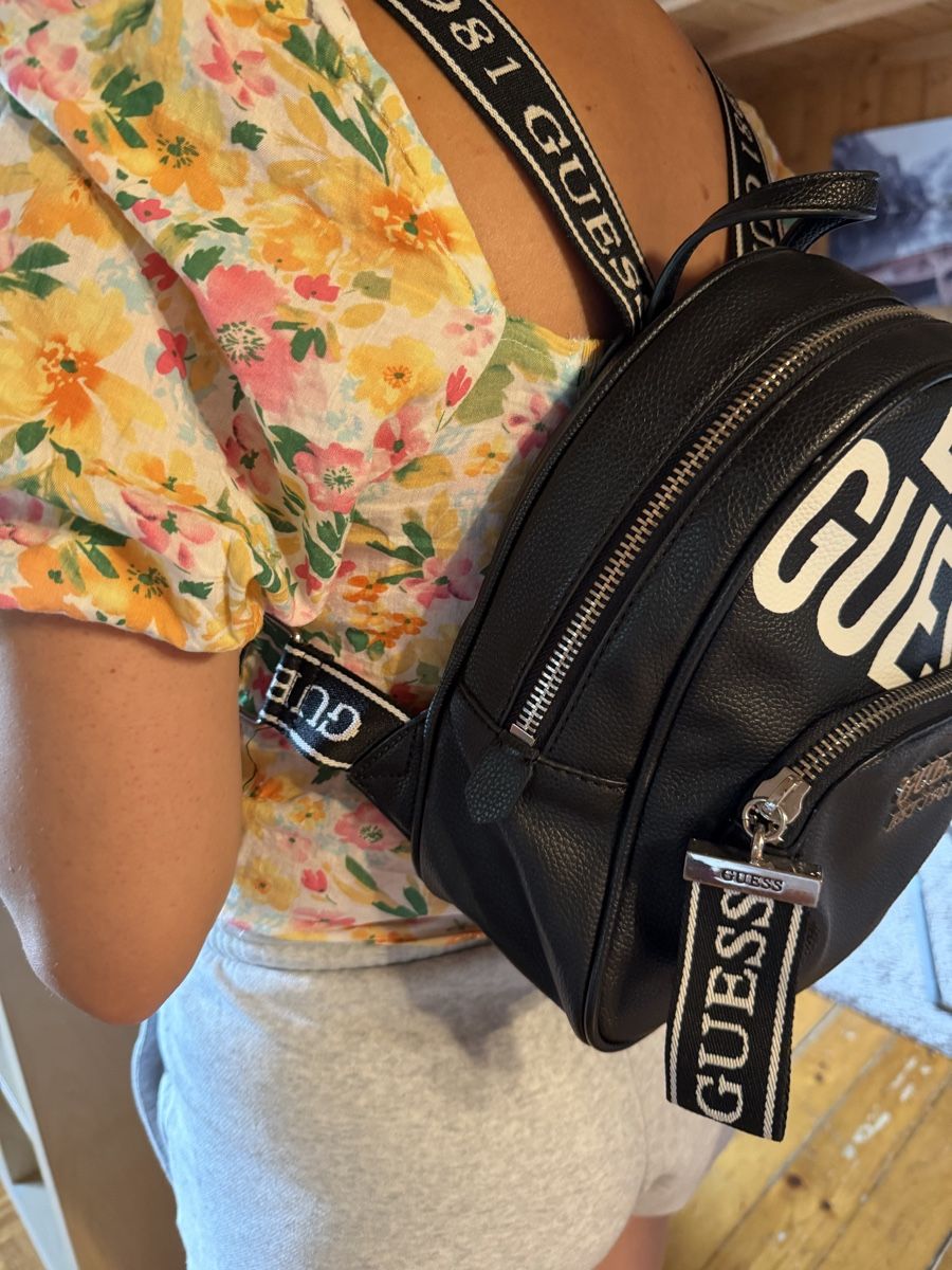 Guess Zaini: Guess Rucksack schwarz – Usato da Triesenberg venduto da dom_hd56 1