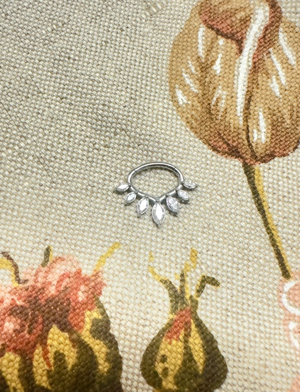 Bijoux piercing: Stechwerk Daith Piercing mit Swarovski – D'occasion à Kastanienbaum par Obor