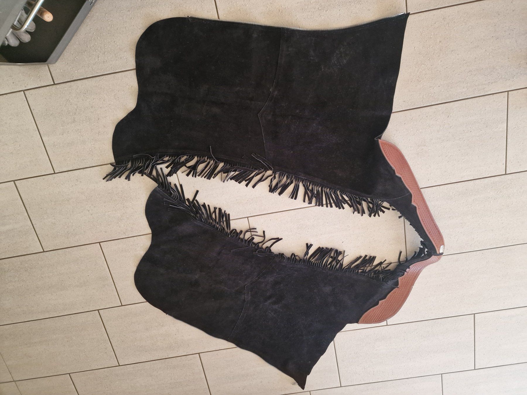Pantaloni: schwarze Wildleder-Show-Chaps, ca. Grösse M – Usato da Diegten venduto da Eube 1