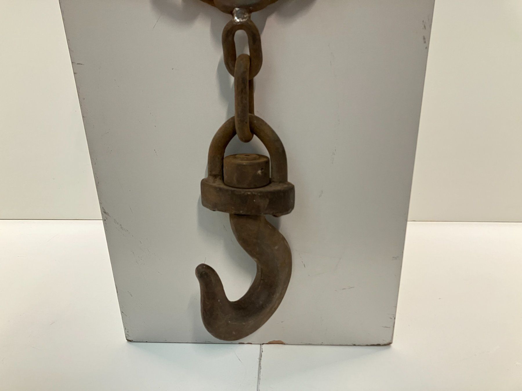Paranco multiuso: Antiker massiver Eisenhacken mit Kette ca. 79cm lang ab 1.- – Usato da Lichtensteig venduto da Buy24International 1