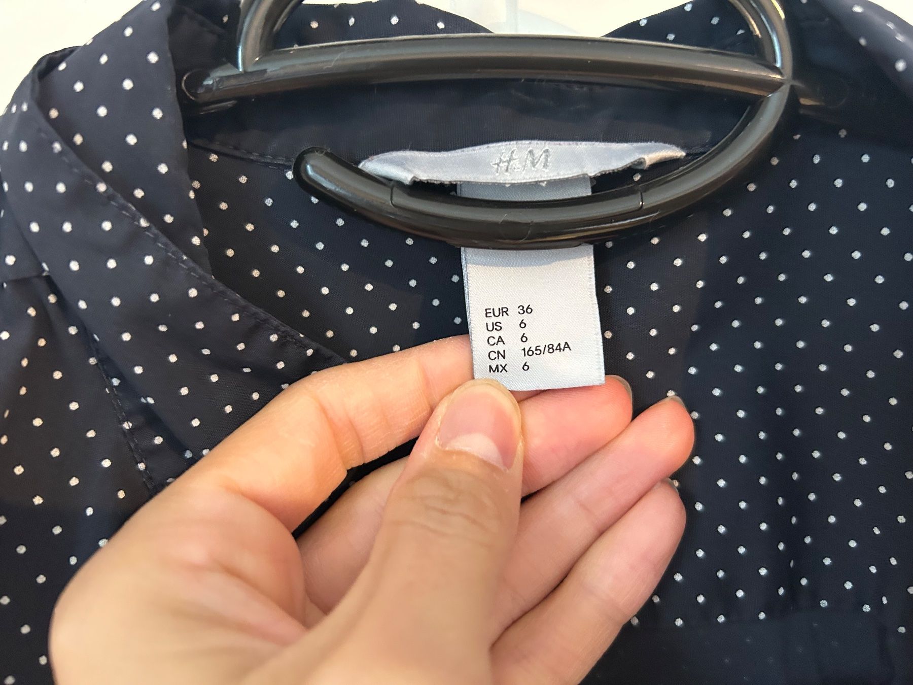 H&M Blusen: Dunkelblaue Bluse mit weissen Punkten Gr. 36 – Gebraucht aus Zürich von la_222 4