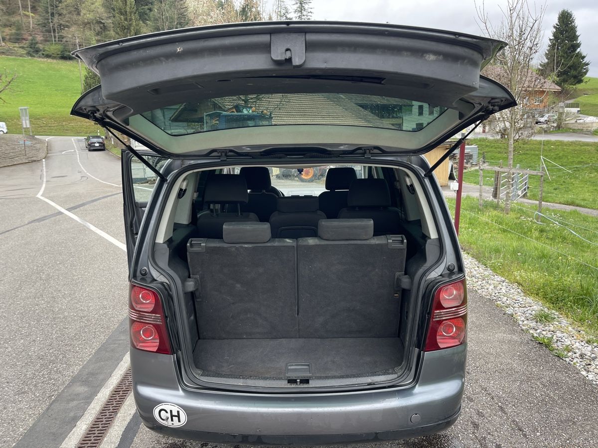 Automobili: VW Touran 2.0TDi Platz 7 – Usato da Spiez venduto da bertula 7