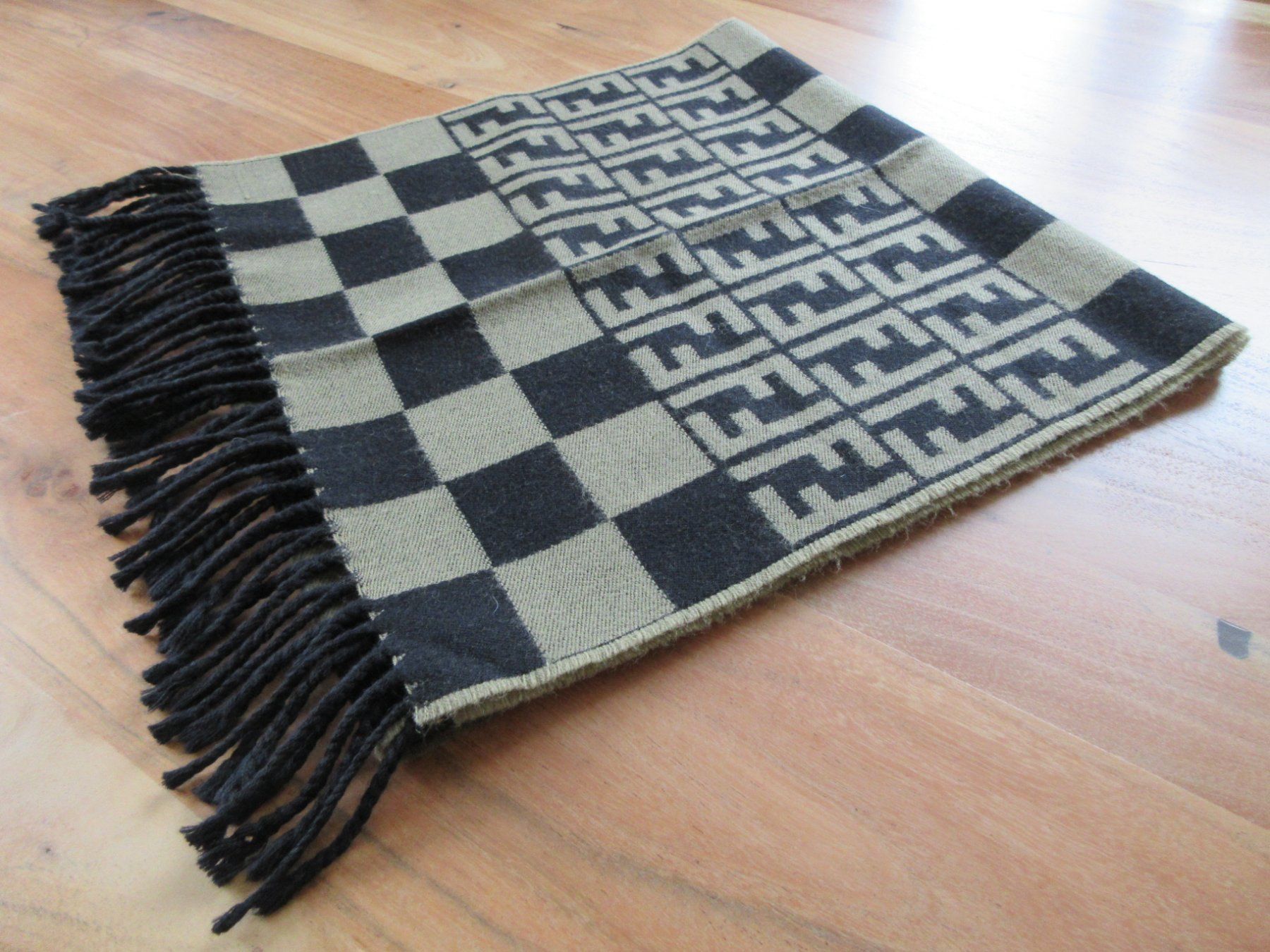 Fendi Foulard & Sciarpe: FENDI 100% WOOL Schal/Scarf/Italy!! – Usato da Goldach venduto da mamakotzi