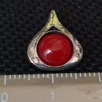 kleiner Anhänger aus 835er Silber mit rotem Cabochonstein