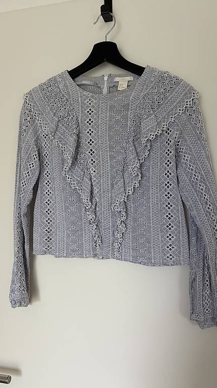 H&M Camicette: Bluse mit Lochstickerei hellblau / weiss – Usato da Neuheim venduto da Vinn