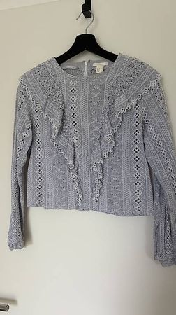 Bluse mit Lochstickerei hellblau / weiss