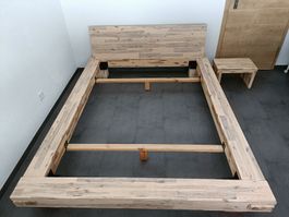 Bettgestell 1.40x2.00m inkl. Kopfteil und Nachttisch