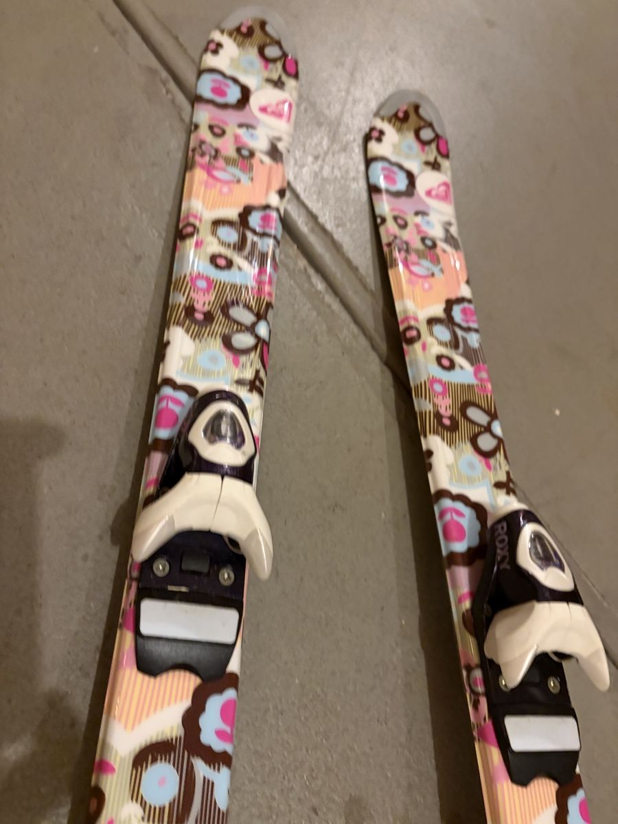 Roxy Sci: Roxy Skis 130cm with Bindings - Winter Fun Ready! – Usato da steinhausen venduto da blockfr