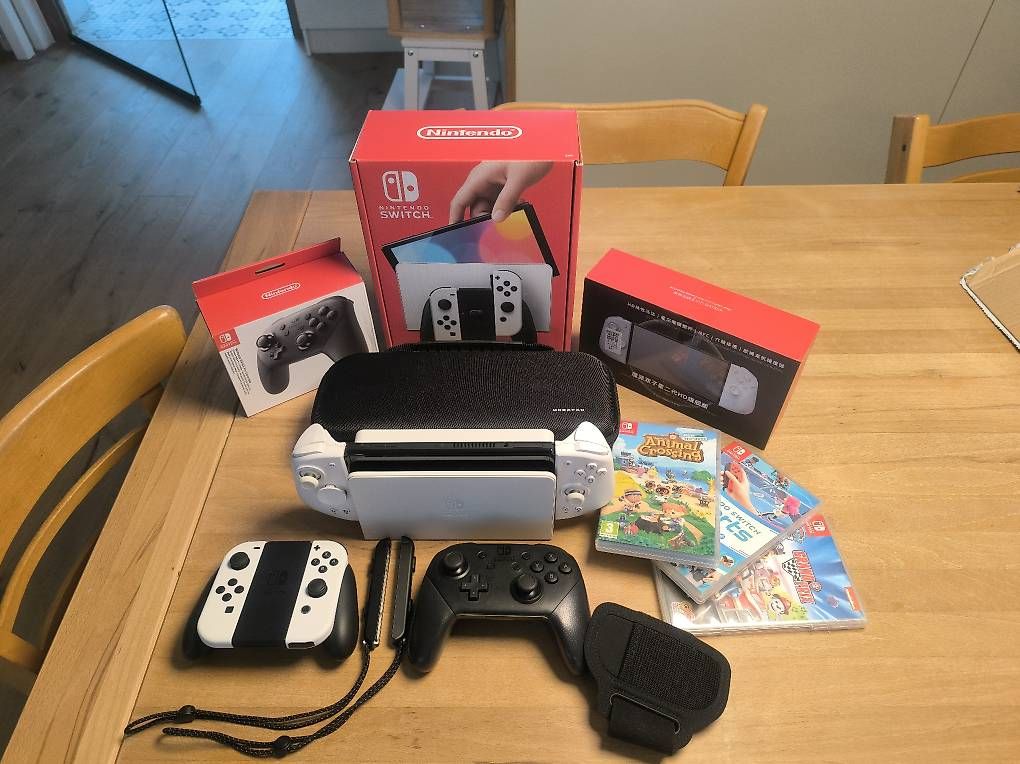 Nintendo Consoles: Nintendo Switch Oled Bundle – D'occasion à Burgdorf par Glizzy