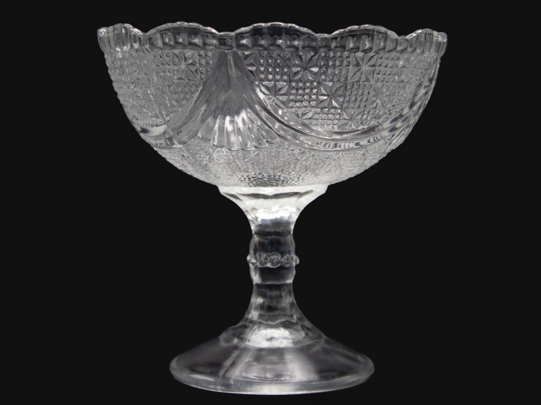 Coupes: Glasschale mit Ständer – D'occasion à Romanshorn par Restwert_Romanshorn 1