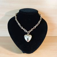 Elegante Halskette mit dekorativem Herzanhänger