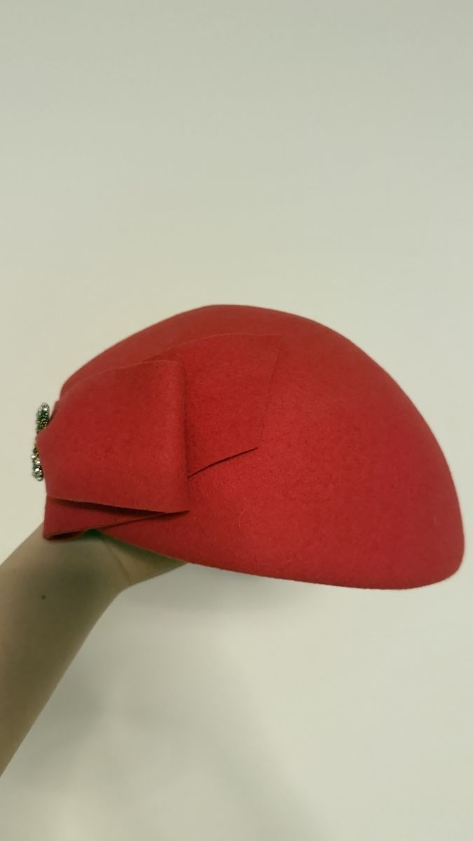 Hüte, Mützen & Caps: Red ladies' hat with bow detail, one size – Gebraucht aus Luzern von Alsu_Lucerne