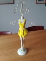 Extravaganter Schmuckständer Dame mit gelbem Lackkleid