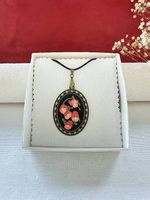 Vintage Anhänger mit Korallenblüten