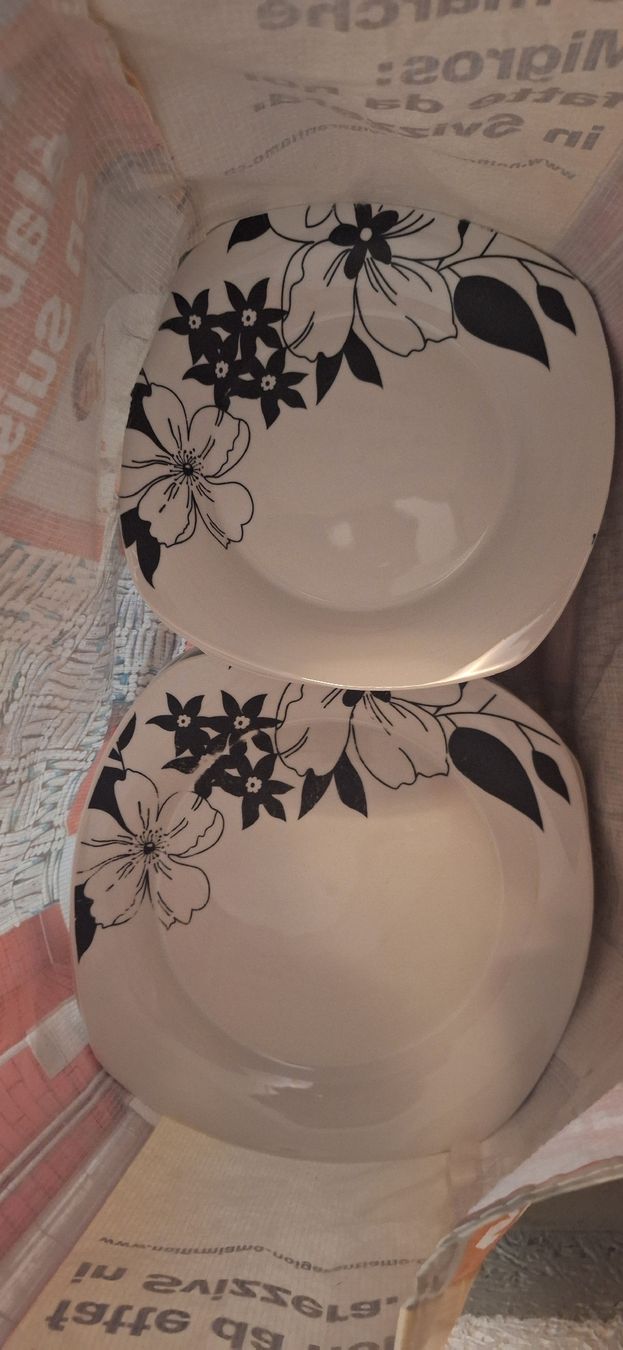 Set di piatti: Tellee Set mit Blumenmuster – Usato da Gretzenbach venduto da Chillkrot 1