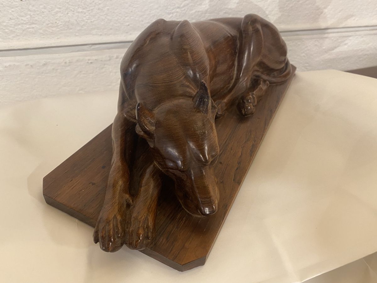 Figuren: FIGUR LIEGENDER HUND  „ BRIENZERSCHNITZEREI“  H.HUGGLER SIG. – Gebraucht aus St. Gallen von Goldband 1