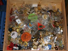 1,7 Kg Pins Abzeichen etc