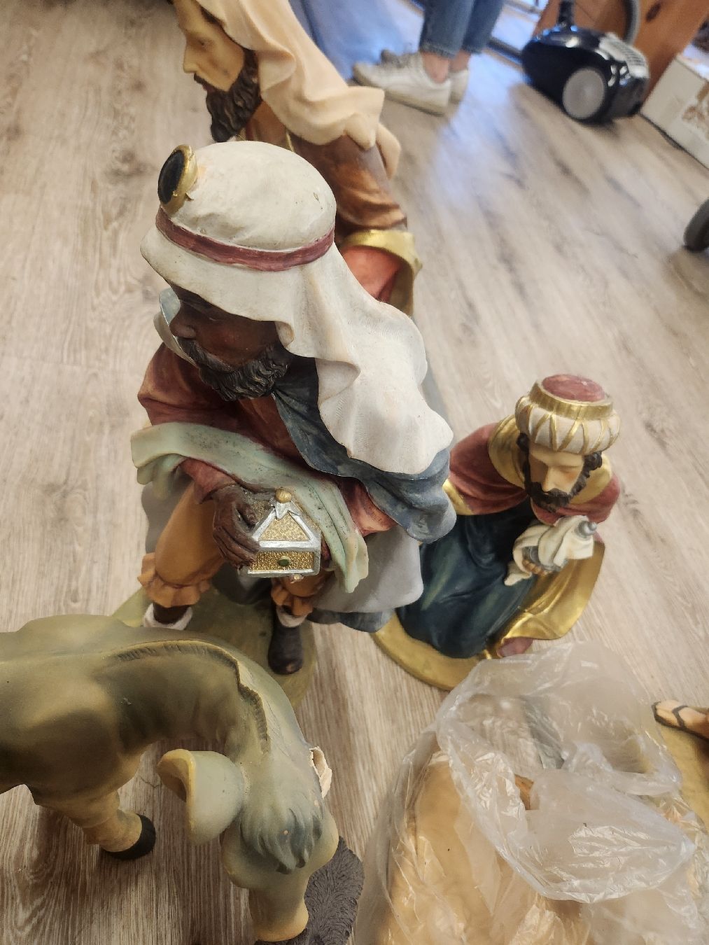 Tutte le decorazioni: Grosse Weihnachtskrippe mit Figuren und Tieren – Usato da Tuggen venduto da Zweitechanceboutique 2