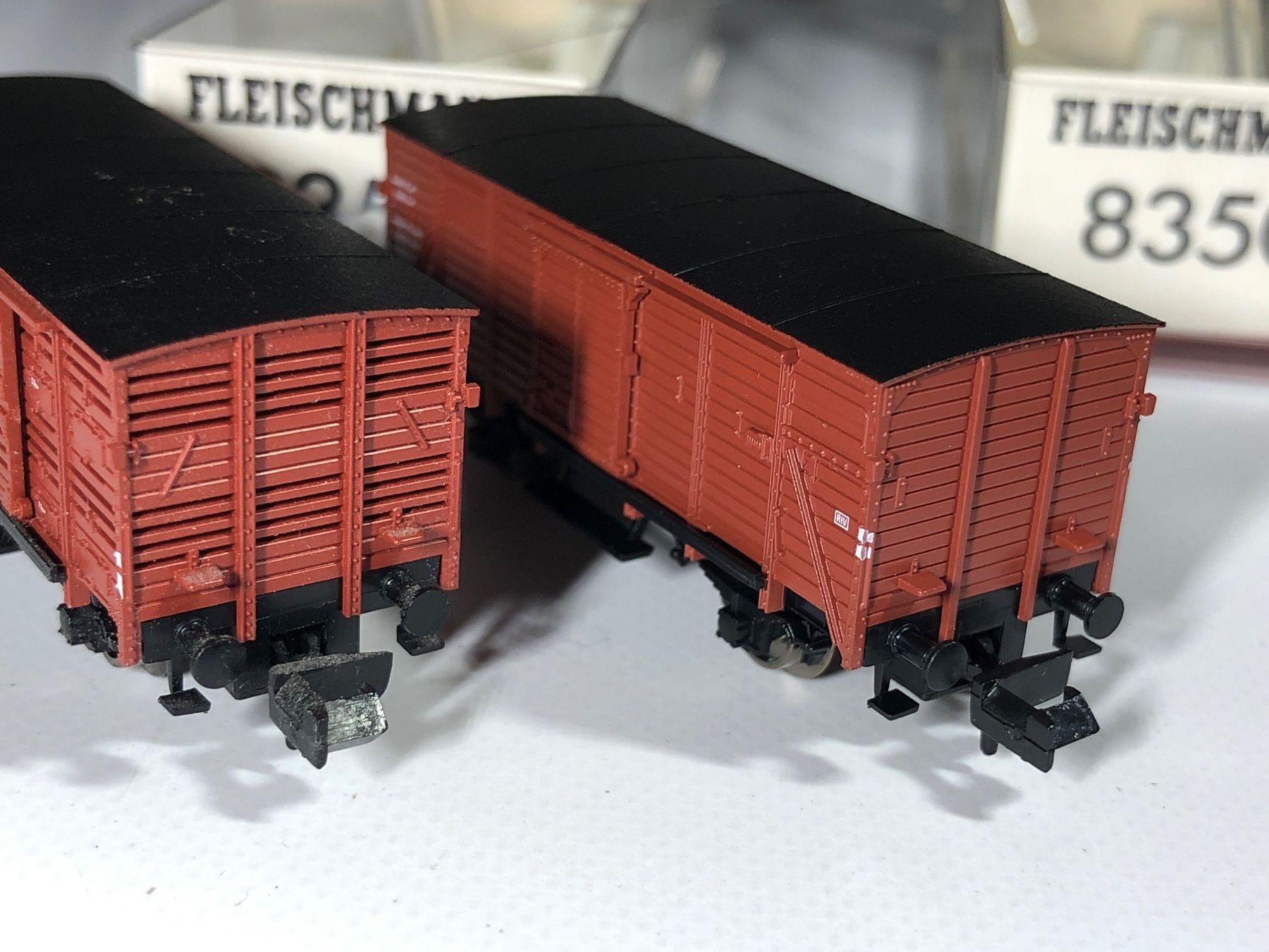 Fleischmann Modelleisenbahnen: 2x Fleischmann Güterwagen gedeckt 8350, Spur N – Gebraucht aus Bergdietikon von Garak 5