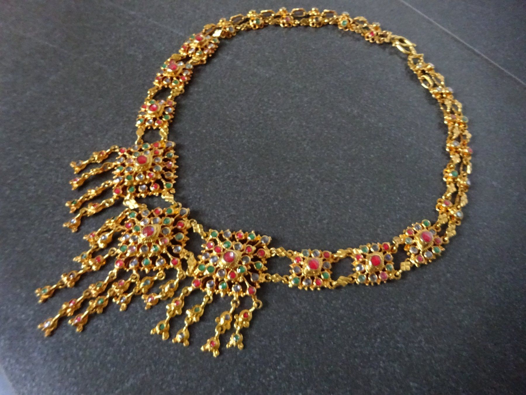Catenine: Glitzer Collier / Kambotscha Tracht – Usato da Esslingen venduto da FetteSchnecke 1