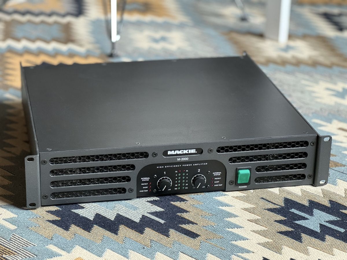 Mackie Verstärker: Mackie M-2000 Stereo Endstufe Power Amplifier 2000 Watt – Gebraucht aus Samstagern von rrdl69