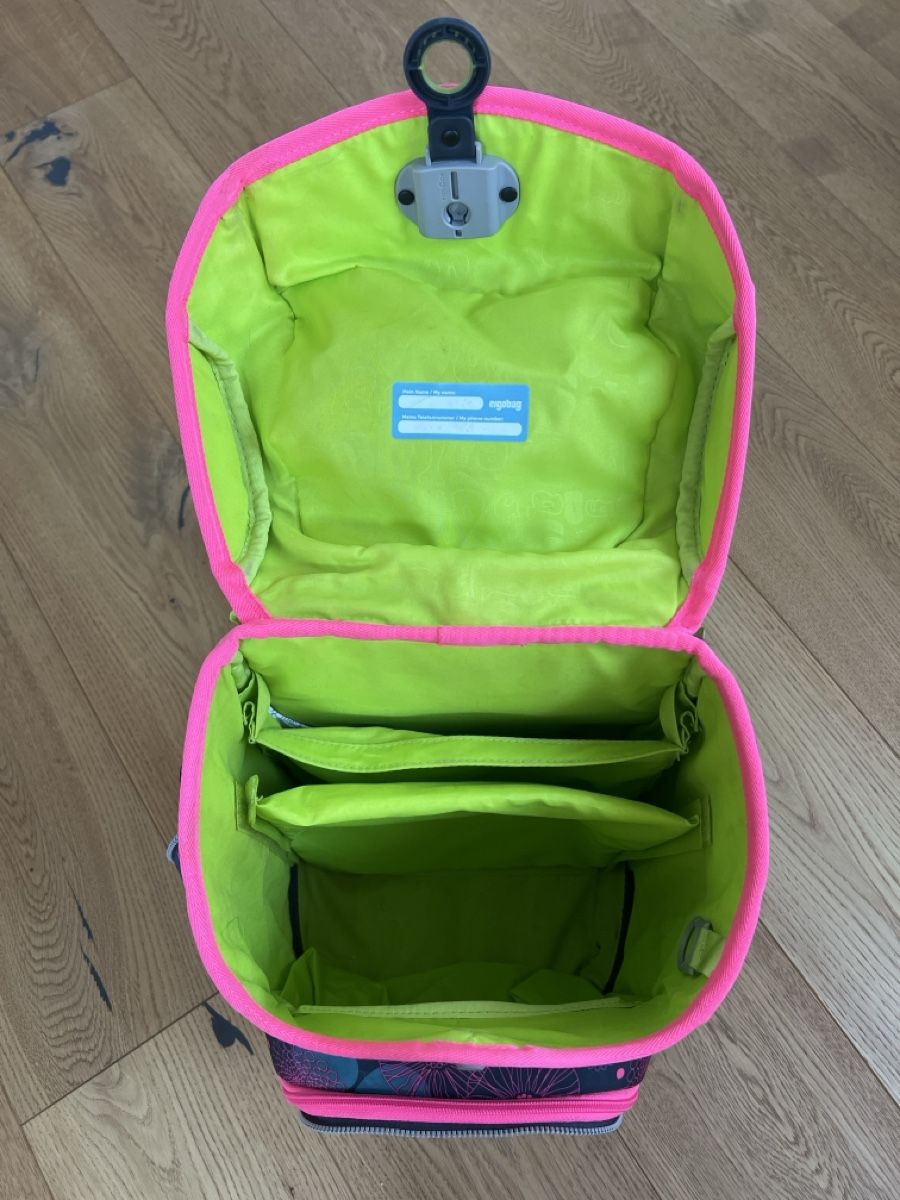 Ergobag Borse & Zaini: ergobag Schulranzen Set mit Etuis dunkelblau pink Blumen – Usato da Aeugst am Albis venduto da Bsaeub 4