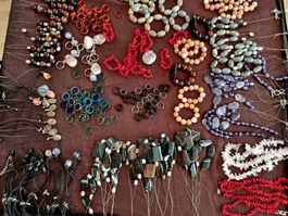 Diverse Naturstein Schmuck-Kollektion: Halsketten, Ringe & m