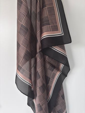  Plaid pattern  Scarf .