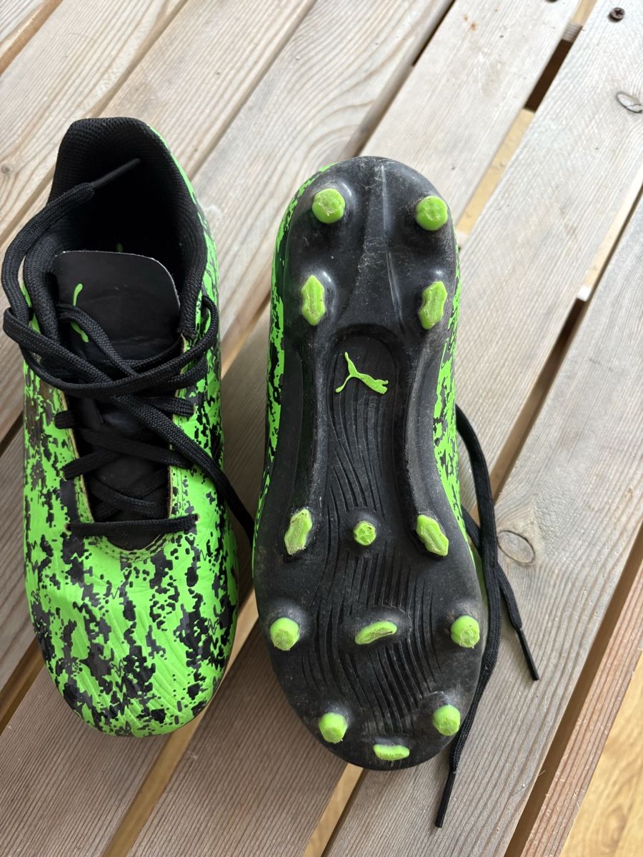 Scarpe da uomo: Chaussures de foot Puma 32.5 – Nuovo (secondo la descrizione) da Vuarrens venduto da Toutouille 1