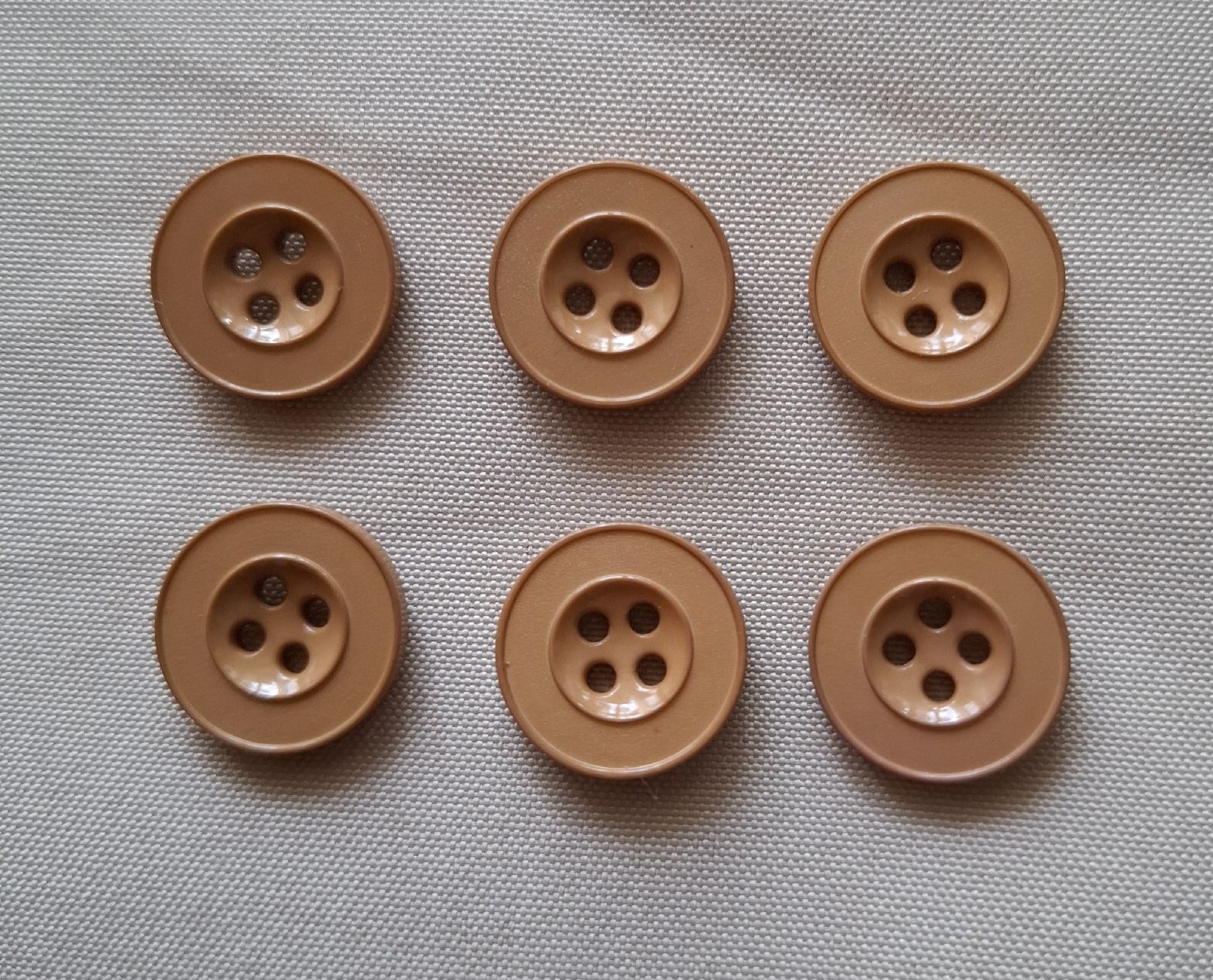 Bottoni: 6 Knöpfe, beige, 18 mm. – Usato da Dietikon venduto da Hirschkopf