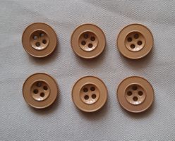 6 Knöpfe, beige, 18 mm.