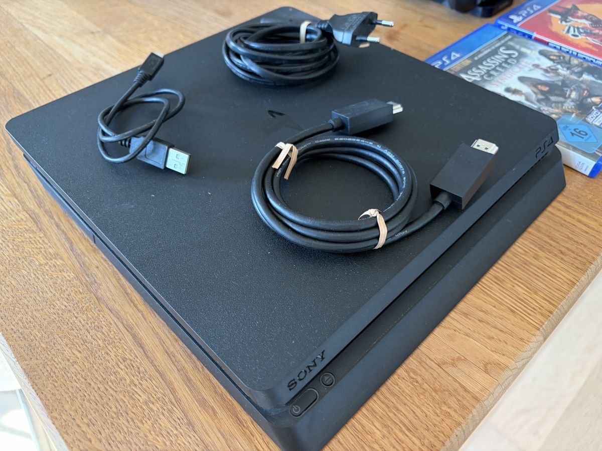 Sony Console: Ps4 inkl. 2 Controller und Spiele – Usato da Weesen venduto da MagStuckiMollis 1