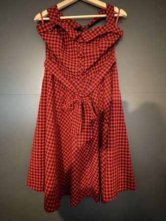 Rotes Kleid mit Karomuster