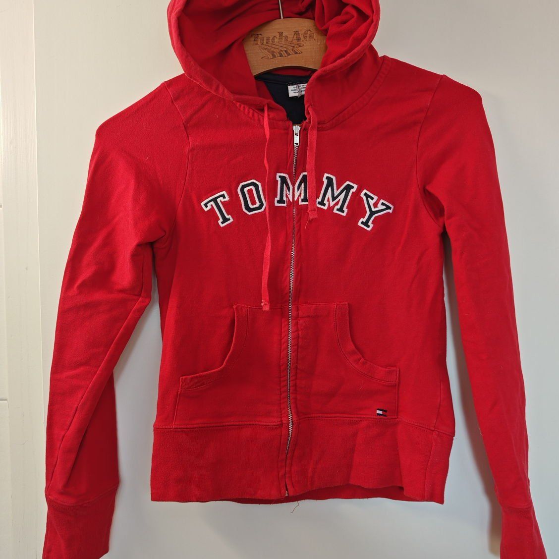 Tommy Hilfiger Pullover & Sweatshirts: Sweat à capuche Tommy Hilfiger - S - Dès 10.- – Gebraucht aus Bex von sni_q7lh