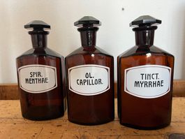 Antike Apotheker-Standgefässe, Braunglas mit Porzellanschild