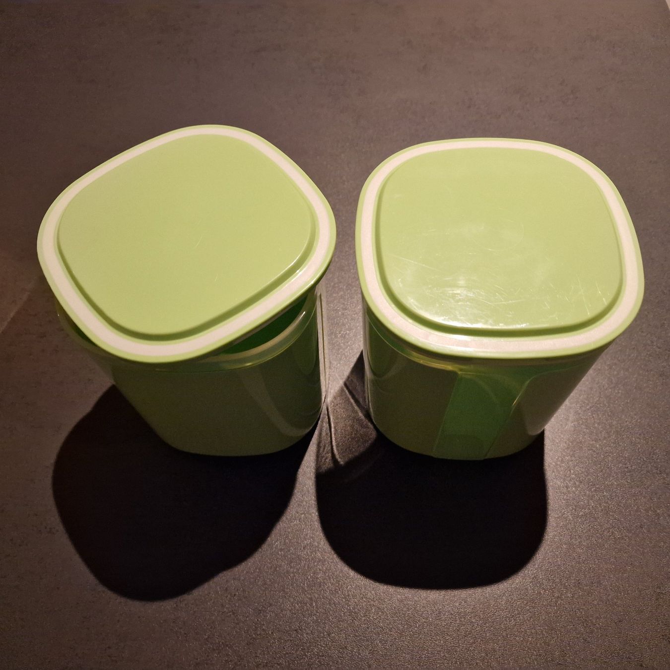 Tupperware Contenitori & Simili: Tupperware 2 x Aufbewahrungsbehälter hellgrün / weiss – Usato da Wohlen AG venduto da alphons31 1